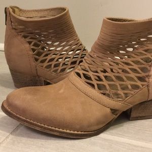 Rebels light tan leather booties